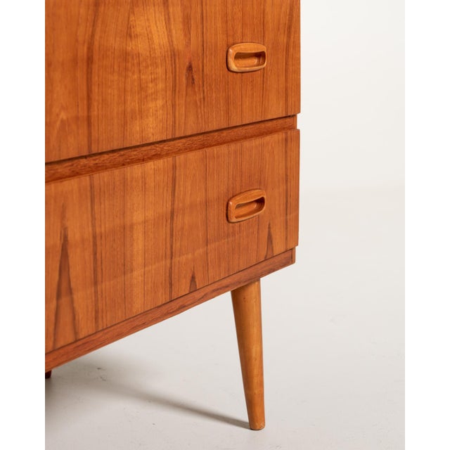 Brown Scandinavian Teak Chest of Drawers with Recessed Handles, 1950s For Sale - Image 8 of 10
