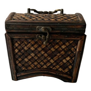 Vintage Mid 20th Century Chinoiserie Woven Rattan Bamboo Box With Handle and Latch For Sale