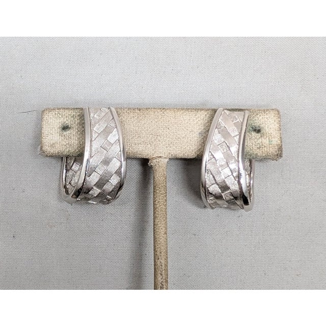 Metal Vintage 1962 Signed Trifari Ad Piece Rhodium Plated "Woven" Ribbon Clip Earrings-2 Pieces For Sale - Image 7 of 8