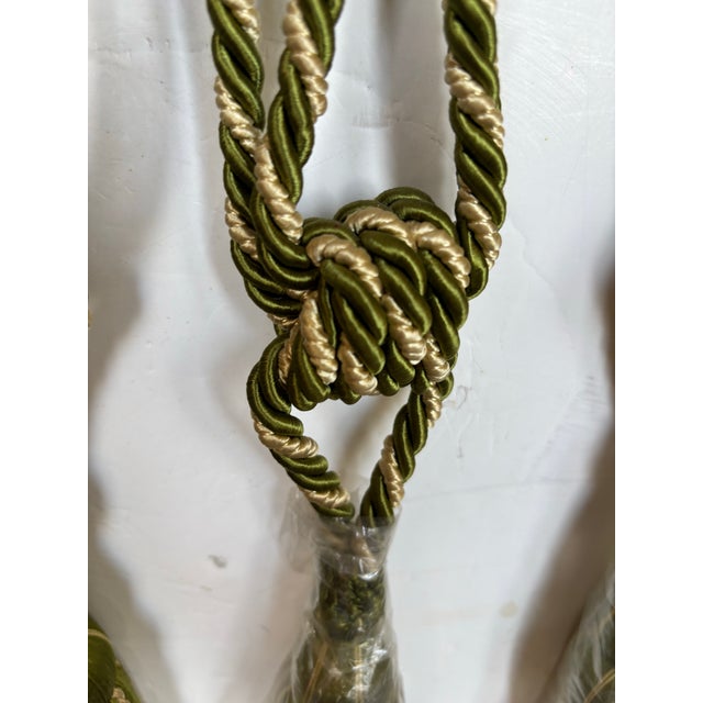 Brunschwig & Fils Set of 5 Green and Gold Tassel Tie-Backs From Brunschwig & Fils, 1980s For Sale - Image 4 of 6