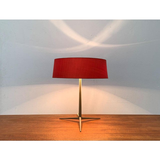 Very rare mid century table lamp by Kaiser glow with a special tripod foot. A minimalist design. The most striking detail...