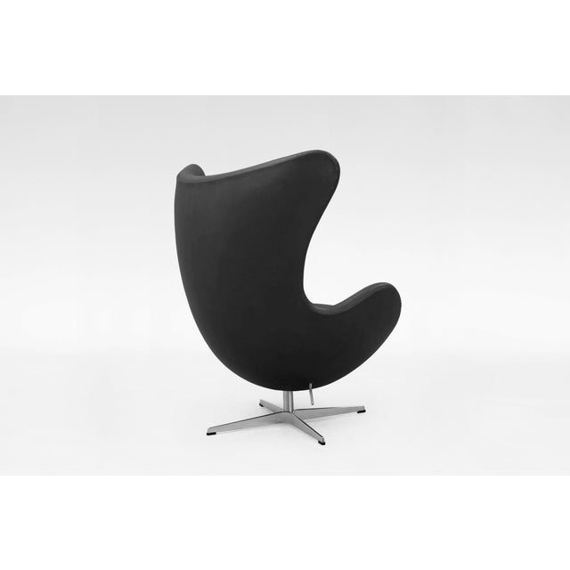 Fritz Hansen Vintage Egg Chair in Black Leather by Arne Jacobsen for Fritz Hansen, 1950s For Sale - Image 4 of 8