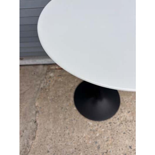 Eero Saarinen for Knoll Quartz Vetro Bianco Tulip Side Table with Black Base. Two of these tables are available! Very nice...