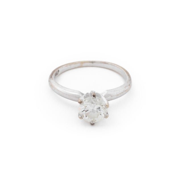 Modern 14k White Gold and Diamond Solitaire Engagement Ring For Sale - Image 4 of 6