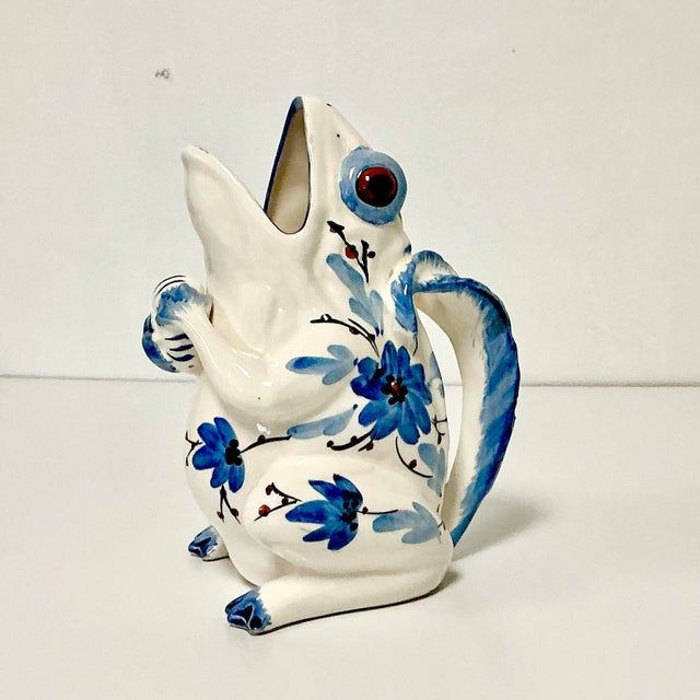 1960s Vintage Boho Chic Coastal Ttompe L’Oeil Frog Pitcher, Blue & White. For Sale - Image 12 of 13