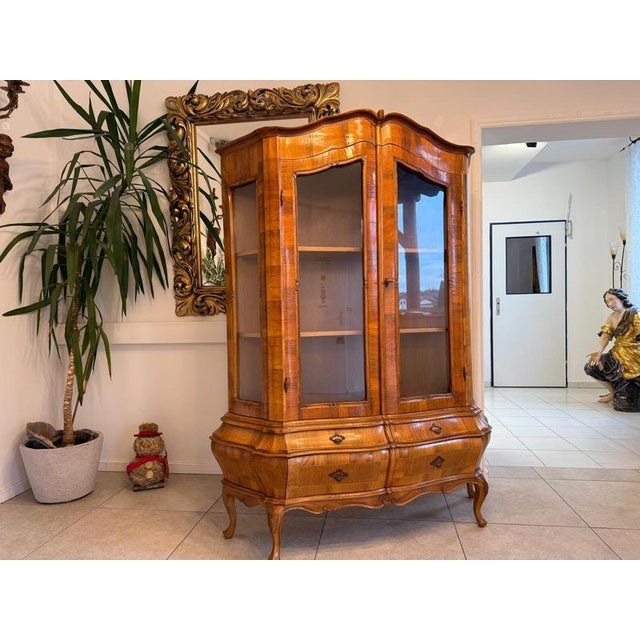 Dreamlike Baroque-style display cabinet. Dimensions: Height x Width x Depth 183 x 142 x 45 cm. Magnificent Baroque-style...