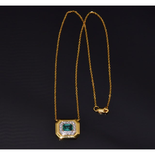 Modern Gia Certified Natural 1.76Cts Emerald Diamond 18k Solid Gold Necklace For Sale - Image 3 of 17