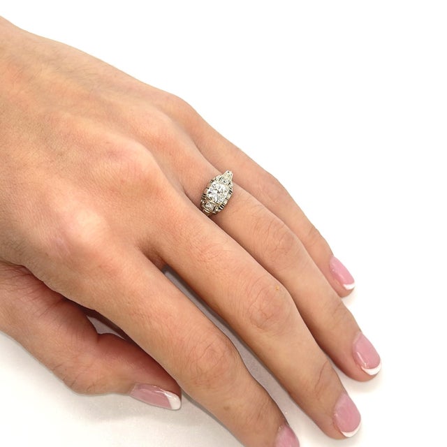 18k White Gold Ring With Round Center Diamond, Filigree & Accent Diamonds, Size 4.5 For Sale In Phoenix - Image 6 of 6