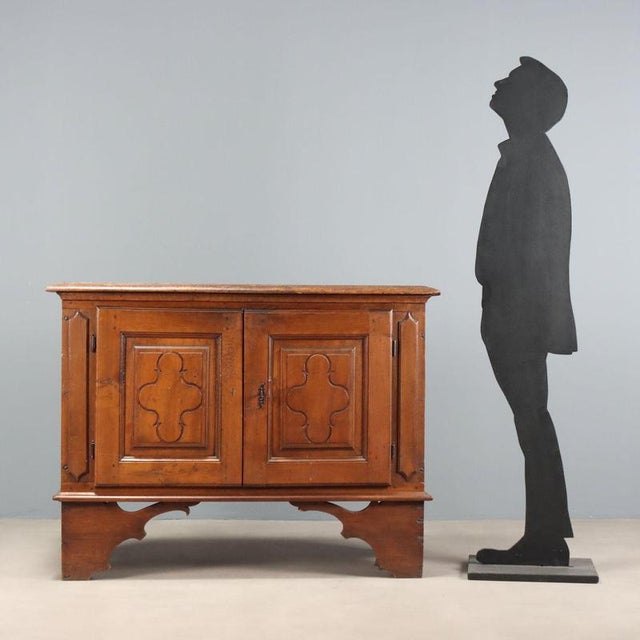 Baroque walnut sideboard from the 19th century, crafted with antique woods, distinguished by its classic line and the use...
