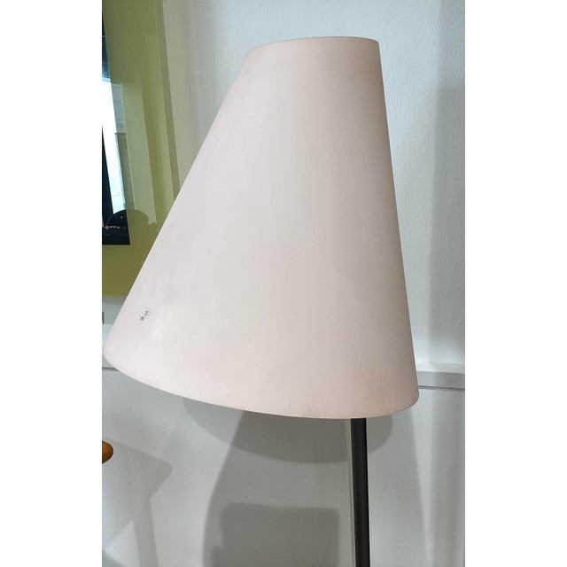 Although the lamp is from the 1980s/1990s, it still has the original tag. The Murano glass cup has a powder pink colour....