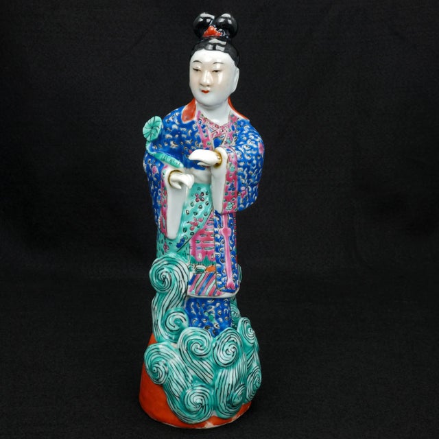 Early 20th Century Chinese Porcelain Polychrome Nobleman and Wife Figures - A Pair For Sale In Phoenix - Image 6 of 12