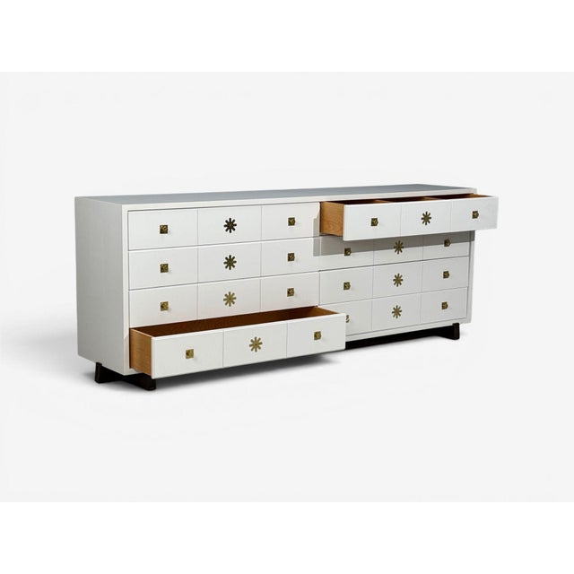 1950s Tommi Parzinger, Double Commode, White Lacquer, Brass, Usa, 1950s For Sale - Image 5 of 13