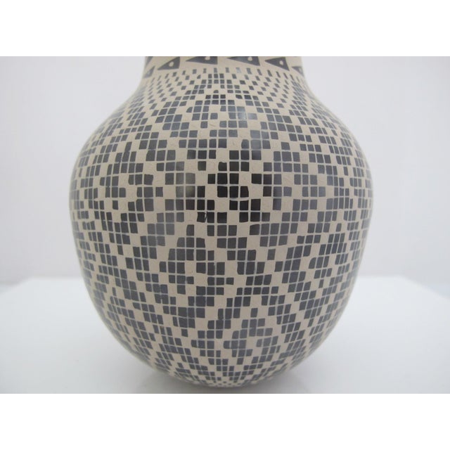 Mid 20th Century Mata Ortiz Martha Martinez d'Guiz Geometric Maze Pottery Vase For Sale - Image 5 of 11