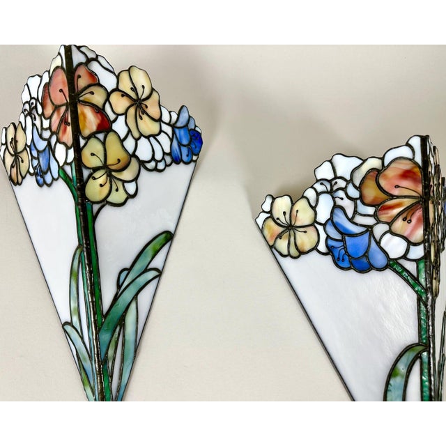 Vintage French Brass and Glass Sconces in the style of Tiffany, 1950s, Set of 2 For Sale - Image 6 of 8