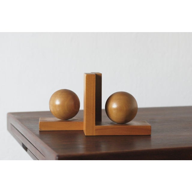 Original bookends from the 1950s, in the spirit of post-war modernism. The design combines a simple, geometric form with...