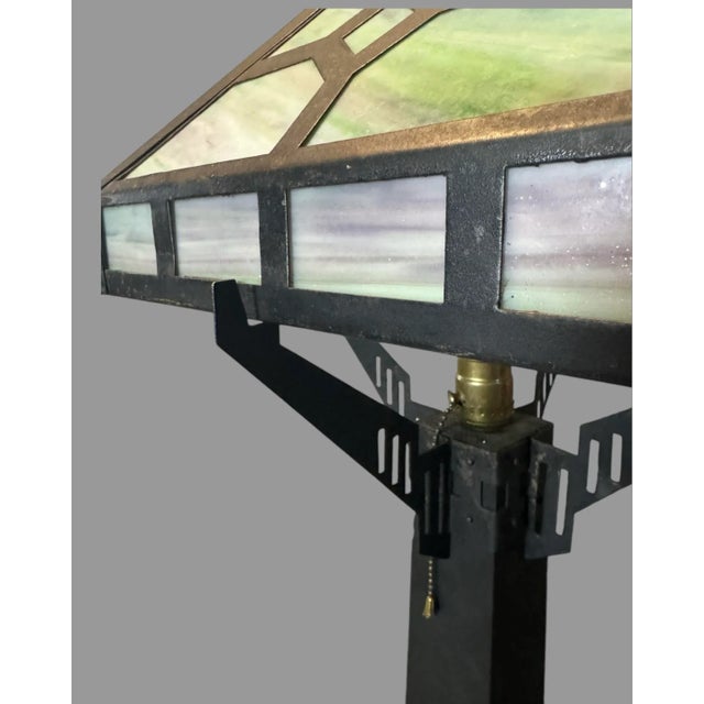 Early 20th Century Early 20th Century Mission Arts & Crafts Style Metal Framed Slag Glass Table Lamp With Oak Base For Sale - Image 5 of 12