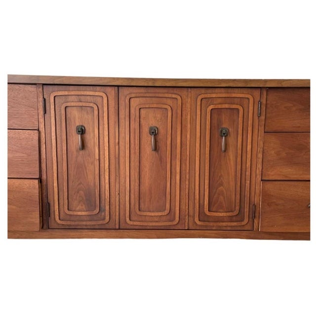 American 1960s Broyhill Premier Mid-Century Walnutt Dresser For Sale - Image 3 of 7