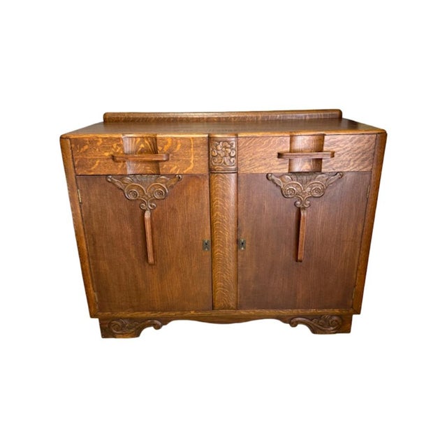 Antique c.1920's Art Deco Quarter Sawn Oak Sideboard Buffet. The piece has "tiger" graining and distinctive medullary rays...