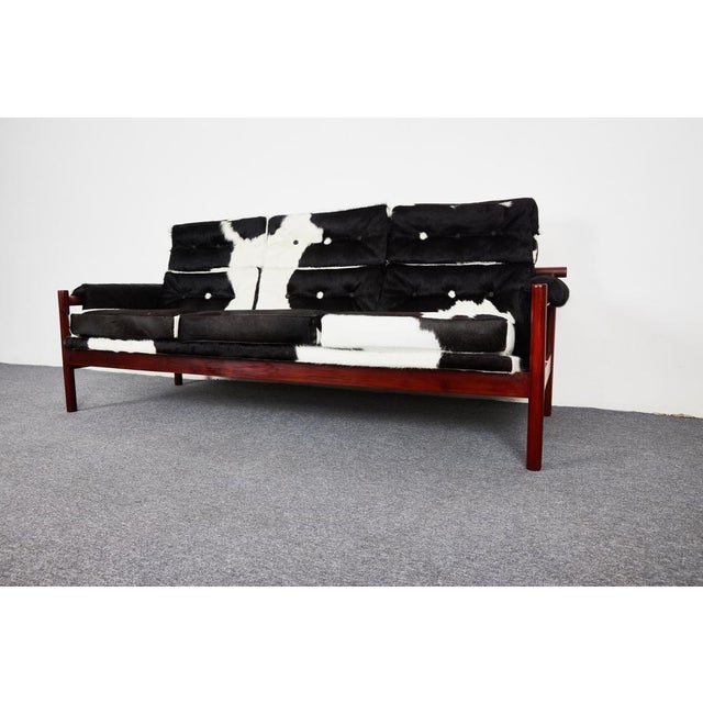 1950s Mid-Century Cuban Guama Sofa in Mahogany and Cowhide by Gonzalo Cordoba for Dujo, 1954 For Sale - Image 5 of 18