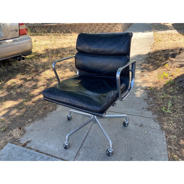 The Authentic Herman Miller Eames Soft Pad Management Office Chair in black leather is a high-quality desk chair designed...