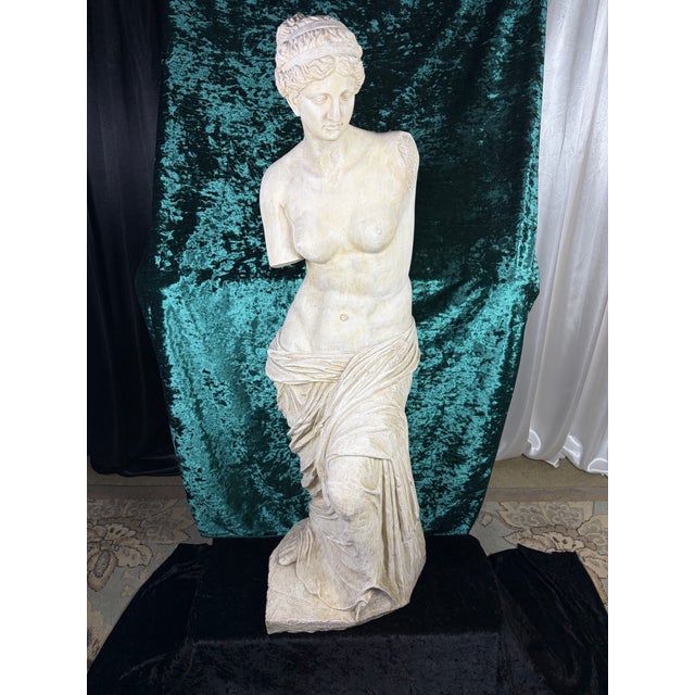 1970s 42" Classical Grand Tour Style Venus De Milo Statue - Distressed Faux Stone Finish For Sale - Image 5 of 11