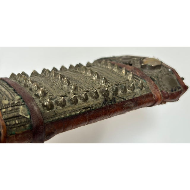 Antique Yemeni Jambiya Dagger With Silver-Mounted Scabbard, Early 20th Century For Sale - Image 15 of 17