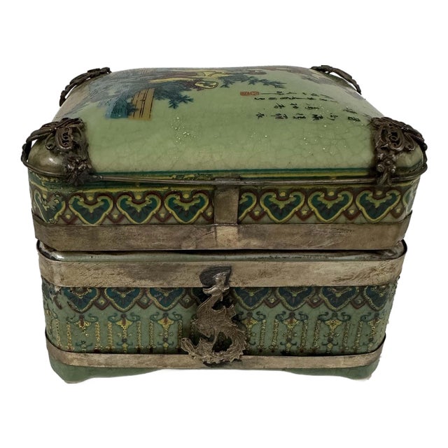 Early 20th-Century Chinese Porcelain Geisha Trinket Box For Sale