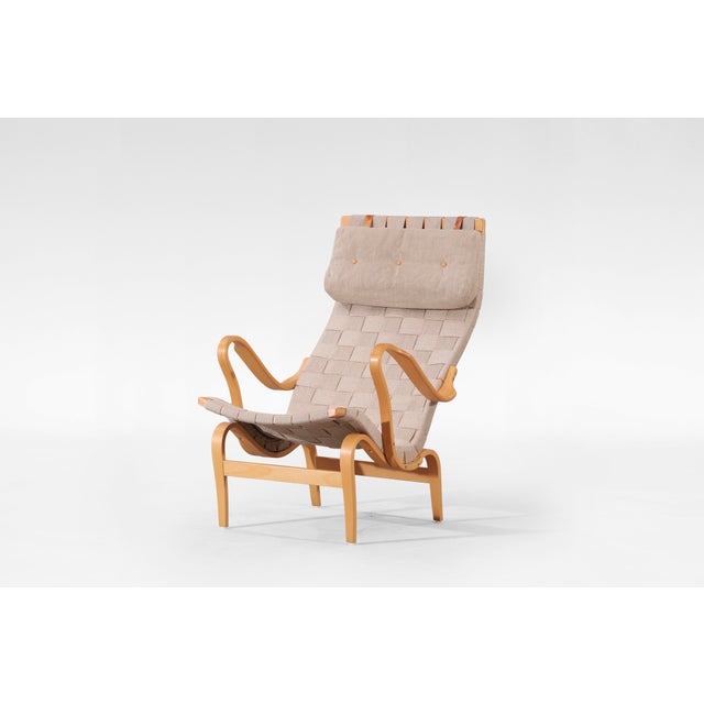 A timeless expression of Swedish modern design, this vintage Bruno Mathsson lounge chair for DUX pairs a sculptural bent...