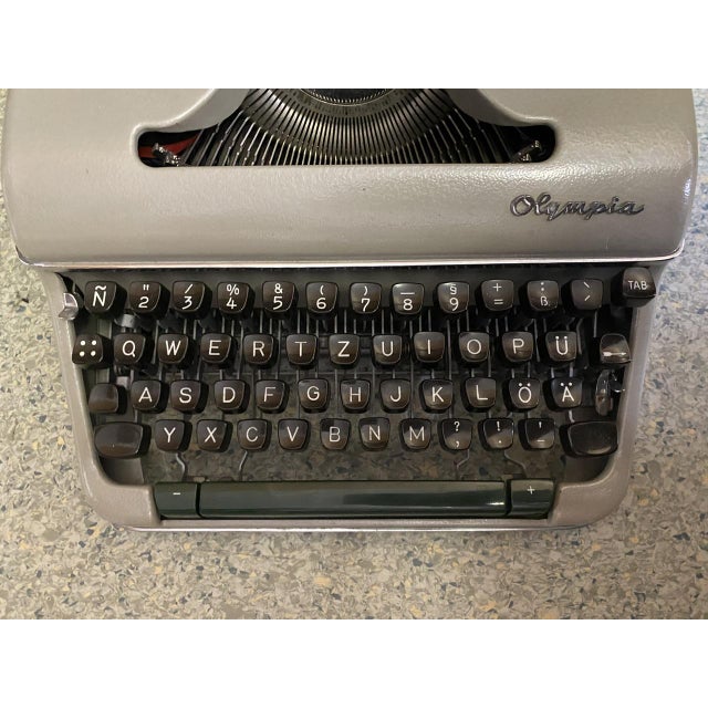 1960s Vintage Model SM 4 Typewriter from Olympia, 1960s For Sale - Image 5 of 15