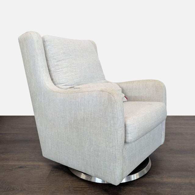 This Monte lounge chair offers both comfort and style with its soft light gray fabric and modern design. It features a...