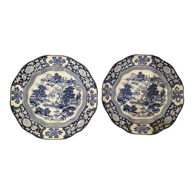 Late 19th Century Pair of English Blue & White Willow Plates For Sale