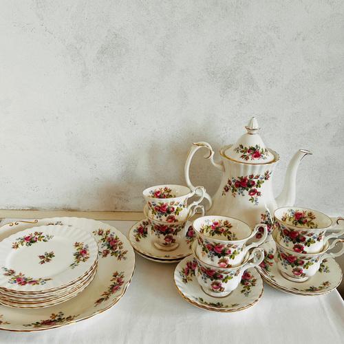 Vintage Moss Rose Porcelain Set from Royal Albert, England, Set of 6 For Sale - Image 3 of 9
