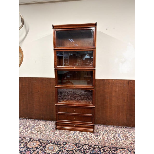 English Bookcase from Globe Wernicke, in Very Good conditions. Designed 1920 to 1949 This piece has an attribution mark, I...