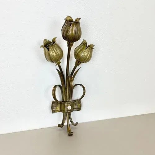 Article: Wall light Producer: Origin Italy in the manner of Stilnovo, Gio Ponti Age: 1950s This modernist light was...