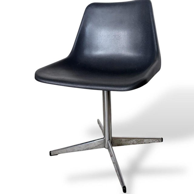 1960s Vintage Swivel Chair with Black Shell and Chrome Base by Robin and Lucienne Day, 1960s For Sale - Image 5 of 9