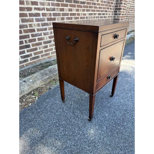 English Early 20th Century Pair of Regency Style Inlaid Mahogany Three Drawer Bedside Tables/ Nightstands For Sale - Image 3 of 18