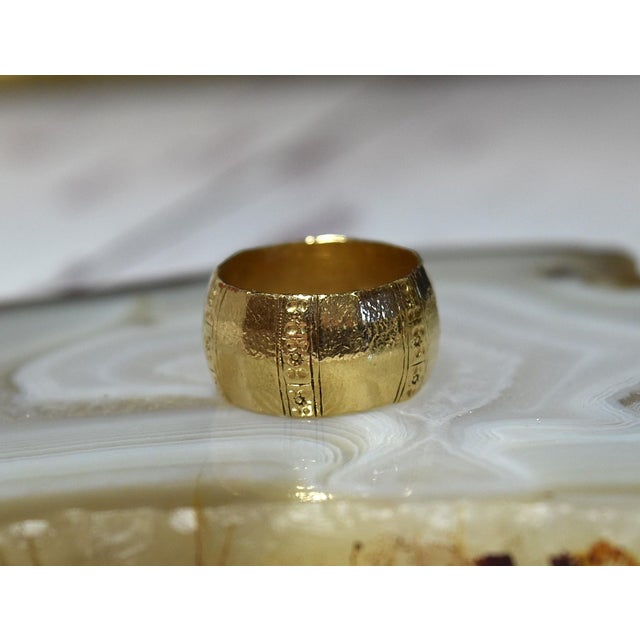 Mid 20th Century Vintage Rustic Paneled 14k Yellow Gold Band Ring Sz 5.5 For Sale - Image 5 of 12