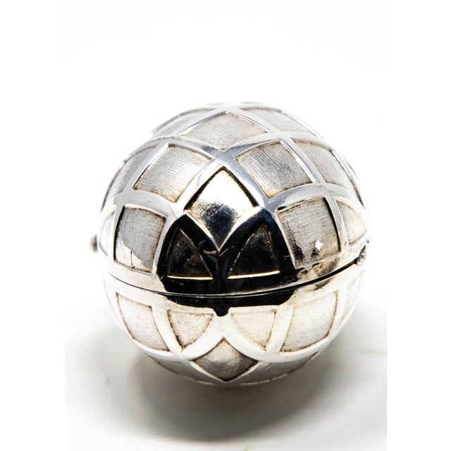 Offering this stunning sterling silver decorative egg. This egg is done in a geometric diamond pattern all-over the body....