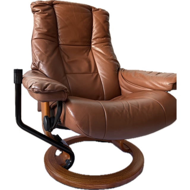 1980s Vintage Ekornes Leather Stressless Recliner With Swing-Out Table For Sale - Image 5 of 17
