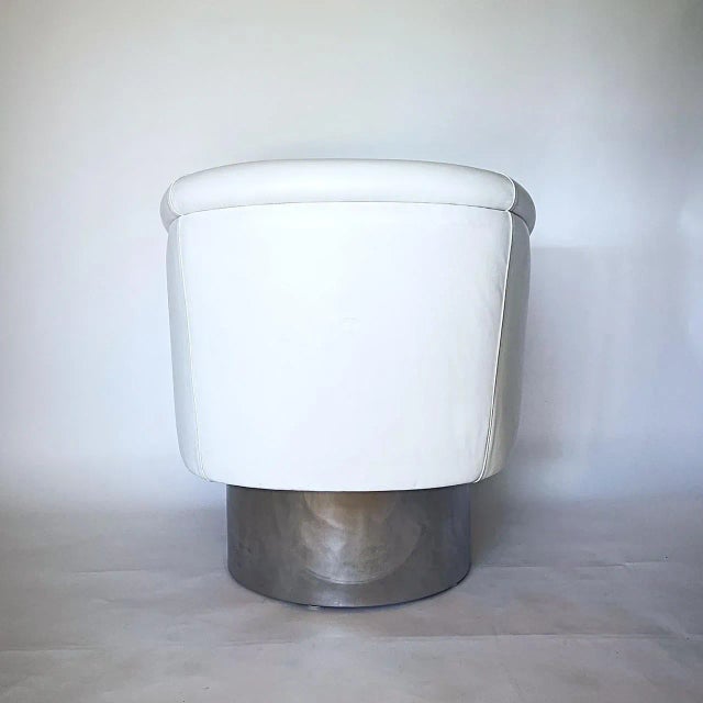 Mid-Century Modern White Leather & Chrome Swivel Chair Attributed to Milo Baughman For Sale - Image 3 of 8