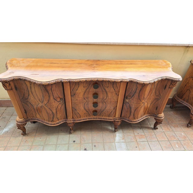 LATE TWENTIETH CENTURY (1940 - 1980) Pair of Chippendale-style walnut sideboards - 1950s Important pair of Chippendale-...