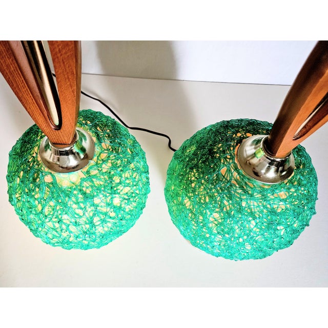 1960s Retro Atomic Green Spaghetti String and Walnut Table Lamps Pair For Sale - Image 4 of 5