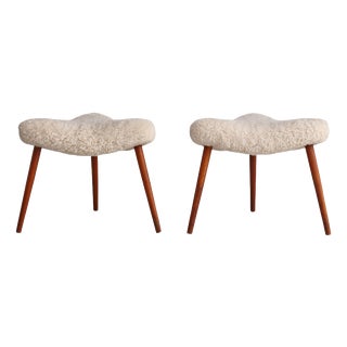 Scandinavian Modern Stools in Oakwood & Sheepskin, Denmark, 1950s, Set of 2 For Sale