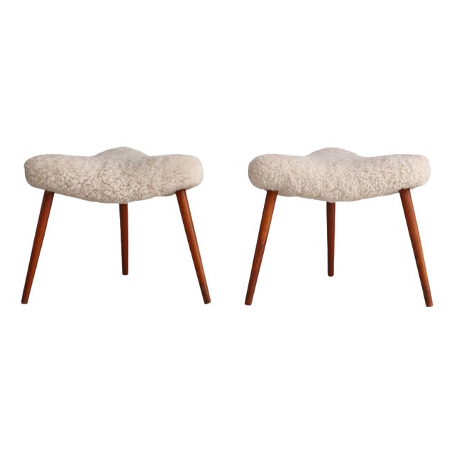 Scandinavian Modern Stools in Oakwood & Sheepskin, Denmark, 1950s, Set of 2 For Sale
