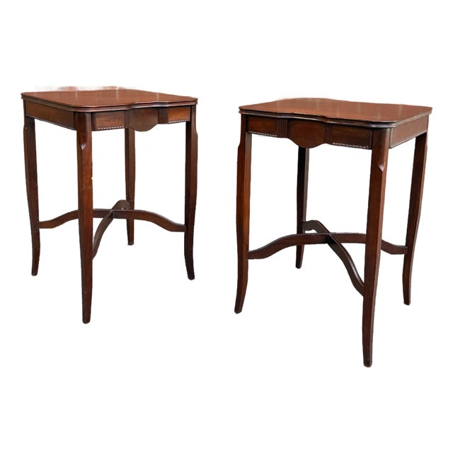 Early 20th Century Pair of Edwardian Style Mahogany Ocassional Side Tables For Sale