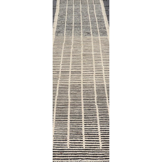 Neutral-toned black and white variegated tribal design modern rug, Keivan Woven Arts/ rug AFG-36097, country of origin /...