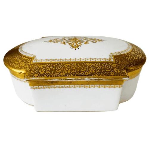 Beautiful Large Vintage Perlam Limoges Porcelain Bonbonnière / Jewelry Box from France from the 1950s. A beautiful, large...