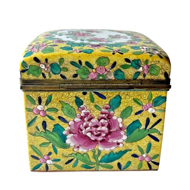 Chinese Famille Rose Porcelain Jewelry Casket Box For Sale - Image 9 of 9