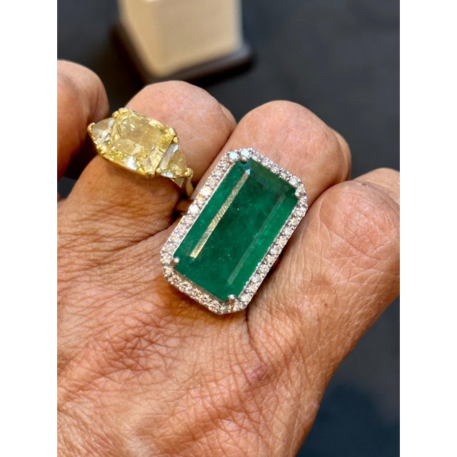 Arts & Crafts Natural 16 Carat Emerald Cut Zambian Emerald & Diamond Ring in 14kt White Gold For Sale - Image 3 of 18