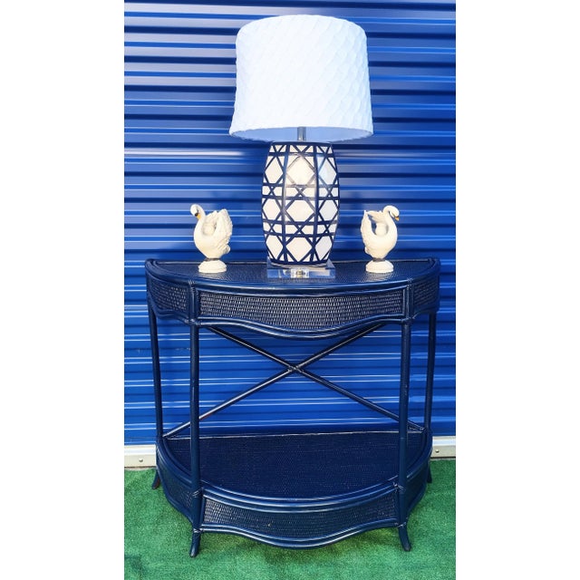 Traditional Navy Blue White Crosshatch Palm Beach Regency Lucite Base White Shade Table Lamp For Sale - Image 3 of 9